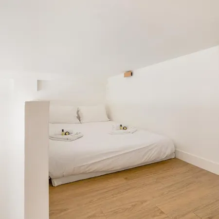 - Equipped Souplex - Mezzanine Bedrooms 1m20 Height - From 1 To 6 Guests - Departure Up To 11am - Entrance From 4 Pm - M9 - 5 - 3 - 2 - 8 Parigi